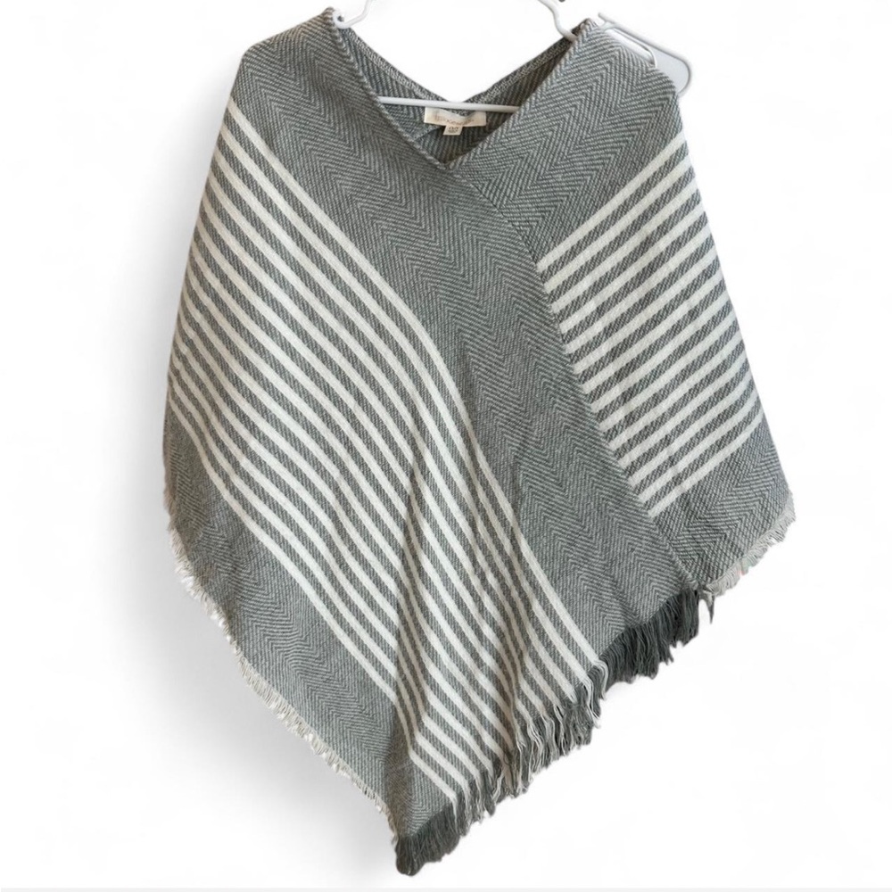 Francesca's Collections Gray and White Sweater Knit Poncho - Picture 2 of 4